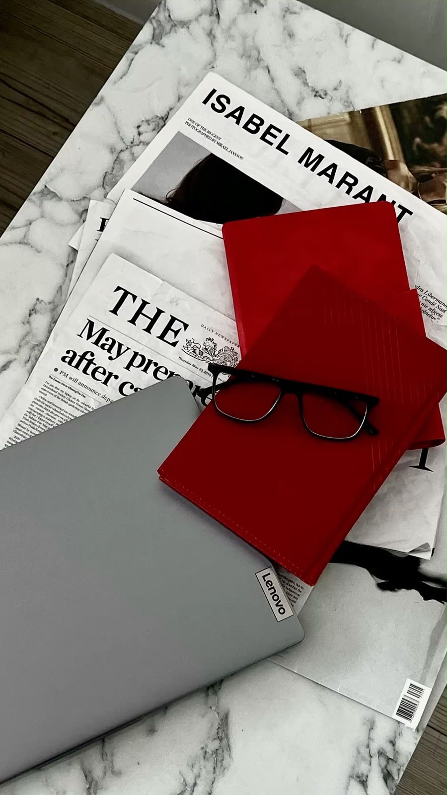 Mesa de referências editoriais e de moda